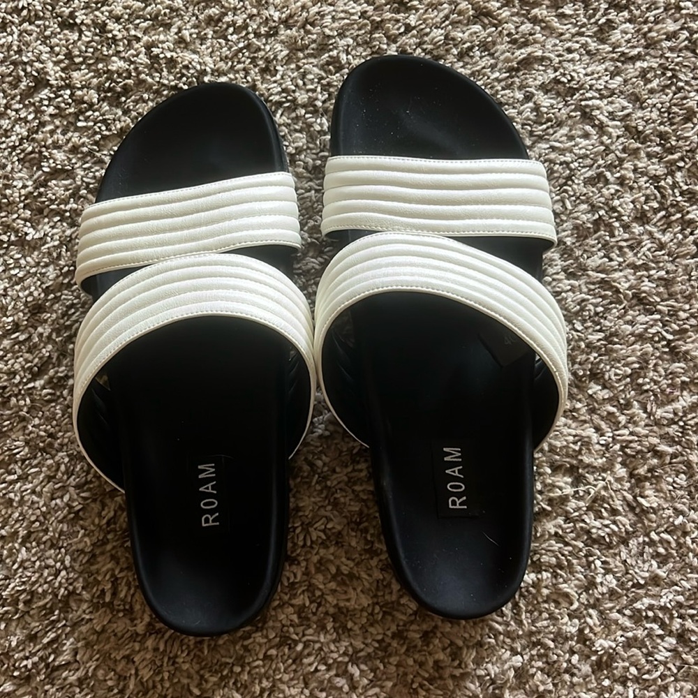 women’s roam sandals